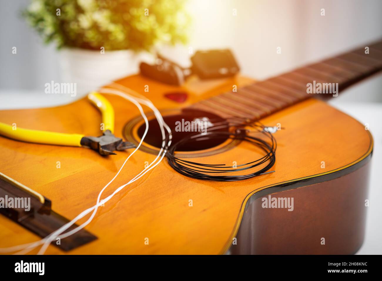 Concetto di chitarra classica Restring. Primo piano alle nuove corde. Foto Stock