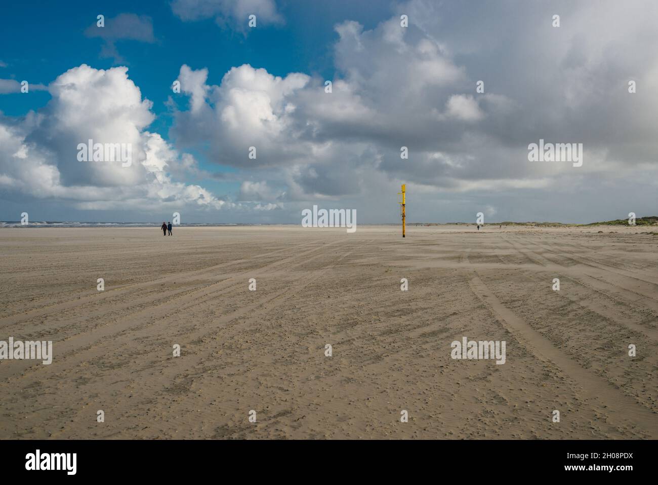 Norderney, Germania. 11 ottobre 2021. I turisti godono di un ottobre dorato alle spiagge soleggiate della costa nord di Norderney dopo una stagione turistica molto riuscita con numeri più alti che nei periodi pre-covid. Credit: Matthias Oesterle/Alamy Live News Foto Stock