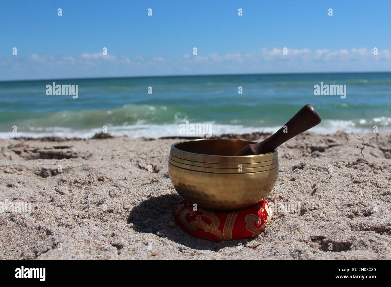 Sound Healing ciotola sulla spiaggia Foto Stock