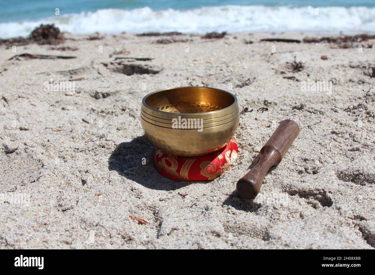 Sound Healing ciotola sulla spiaggia Foto Stock