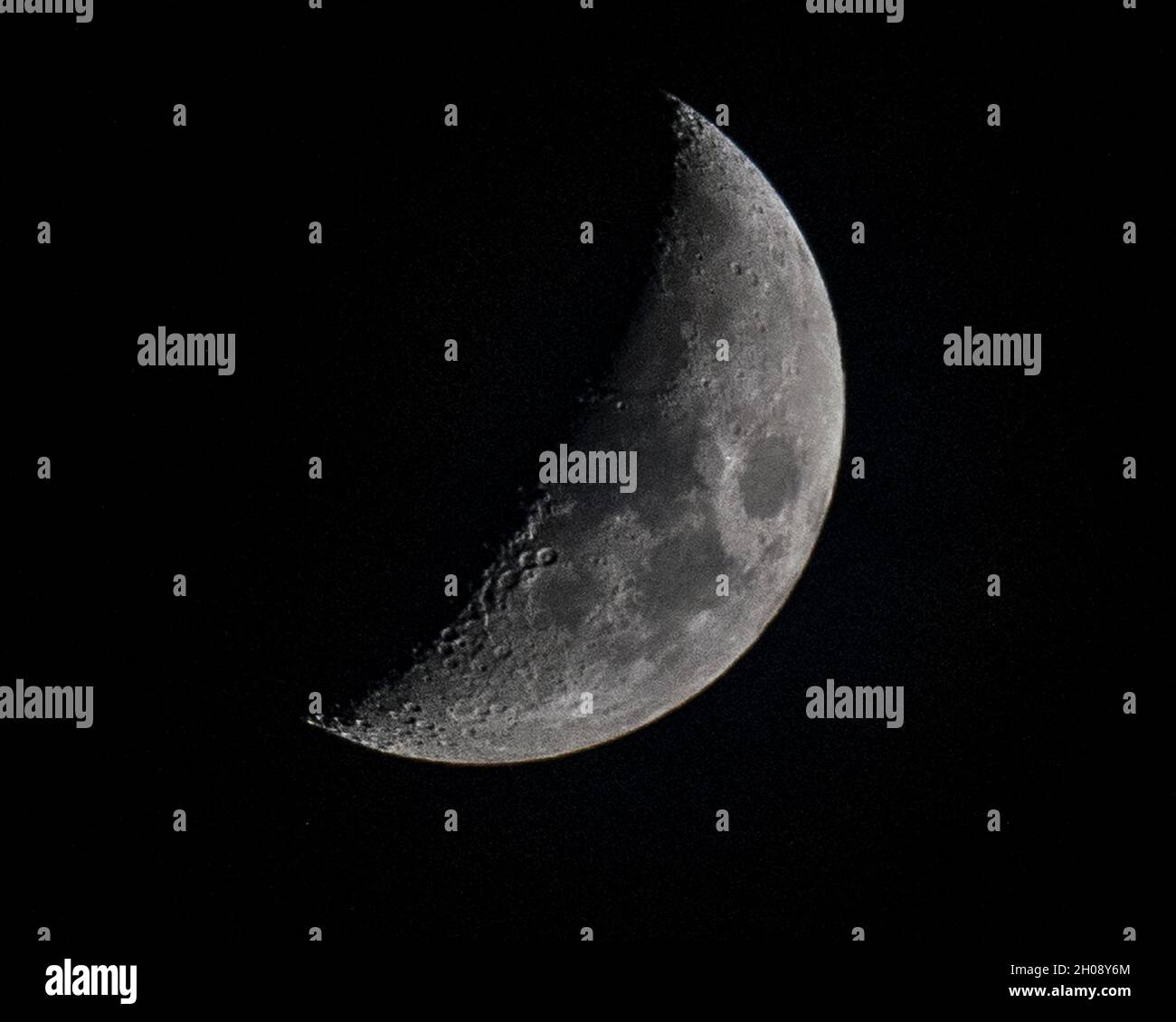 New York, New York, Stati Uniti. 11 ottobre 2021. The Crescent Moon Over New York City (Credit Image: © Debra L. Rothenberg/ZUMA Press Wire) Foto Stock