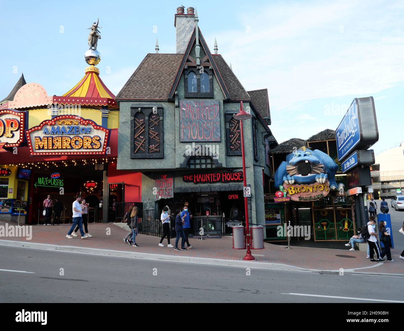 Cascate del Niagara, Canada - 10 ottobre 2021: Clifton Hill sopra le cascate è un'area di attrazioni colorate e snack bar. Foto Stock