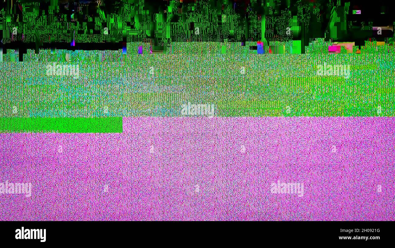 TV effetto di distorsione del rumore statico - segnale video digitale su TV LCD moderno durante la trasmissione in diretta Foto Stock