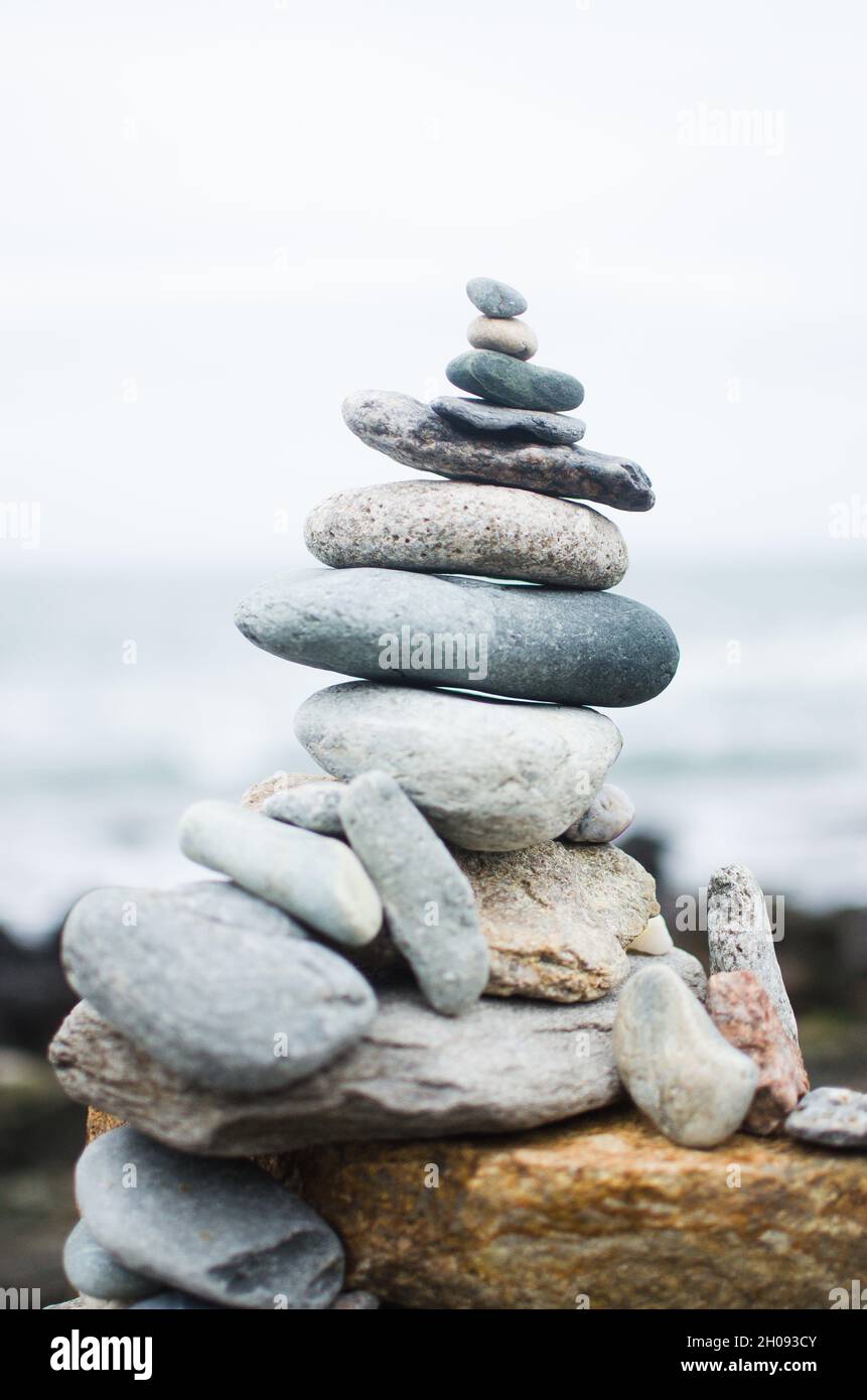 Rocce bilanciate zen su una spiaggia Foto Stock
