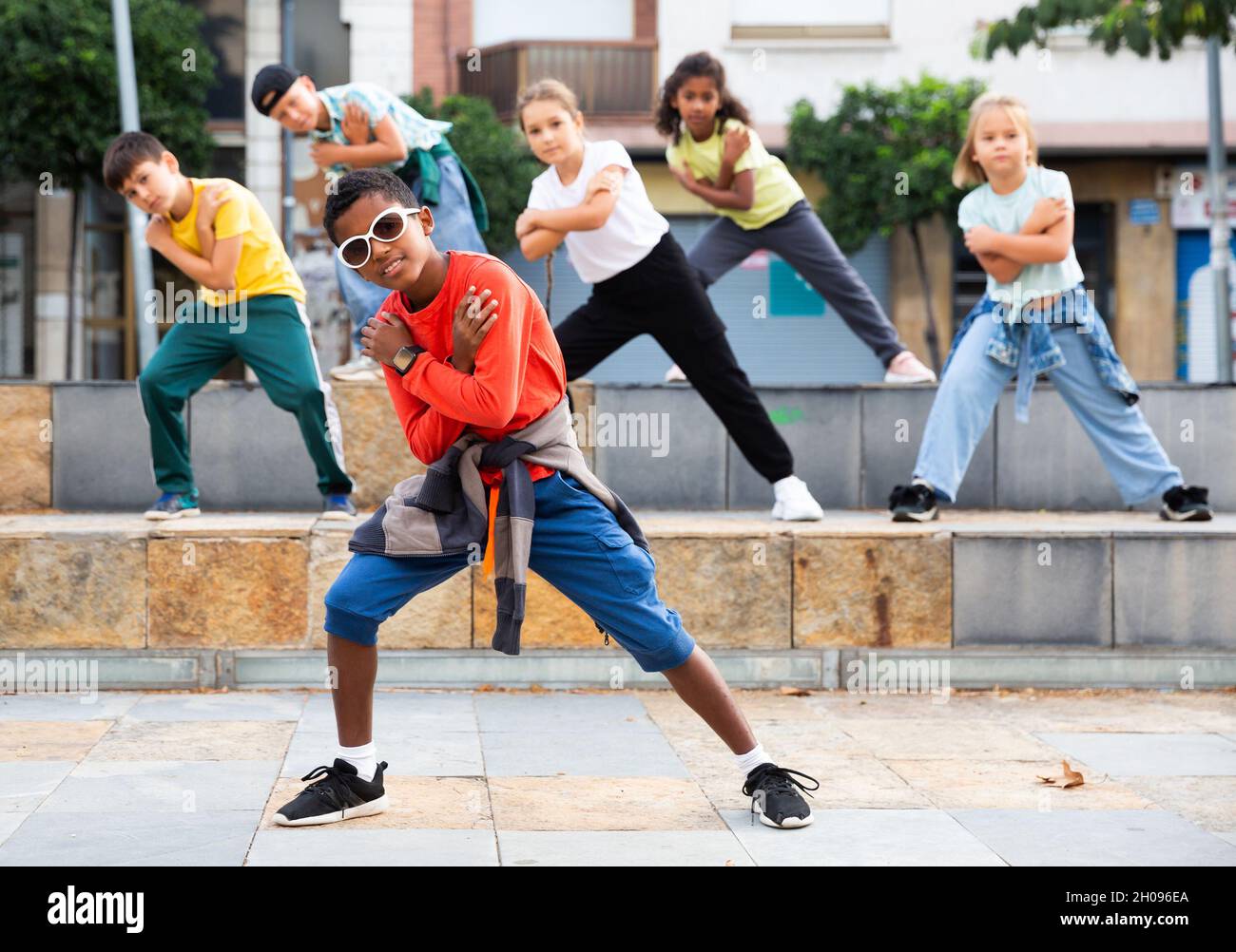 Ragazzi e ragazze che ballano sulla strada della città Foto Stock