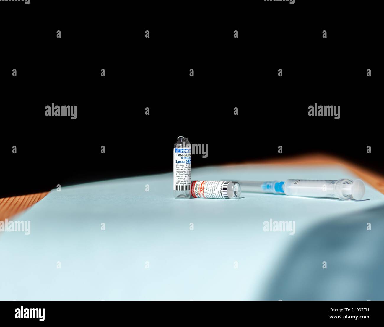 Kemerovo Russia Agosto 2021. Il vaccino contro il coronavirus è nelle mani di un medico, di una siringa. Coronavirus Covid 19 vaccino Sputnik V, nome locale GamCov Foto Stock