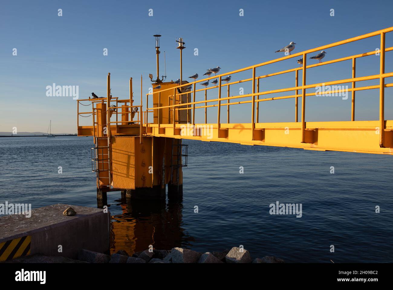 Un dispositivo idrotecnico per misurare l'altezza della superficie dell'acqua alla frangiflutti orientale. Swinoujscie, Polonia. Foto Stock