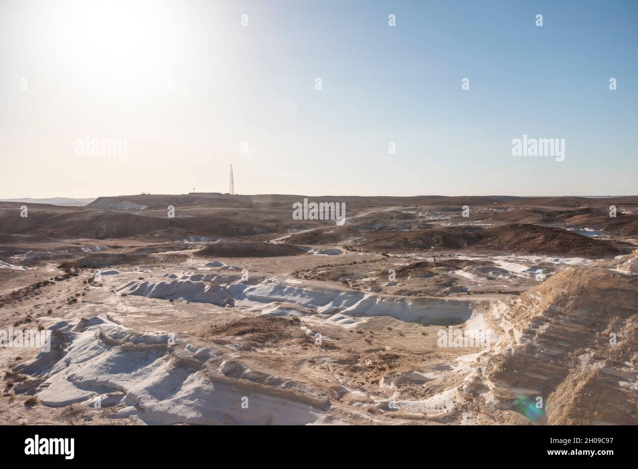 Bellissimo paesaggio lunare. Alture e dolci colline in varie forme in un paesaggio desertico. Le rocce bianche, arrotondate, tortuose e lisce di gesso. Israele. Foto di alta qualità Foto Stock