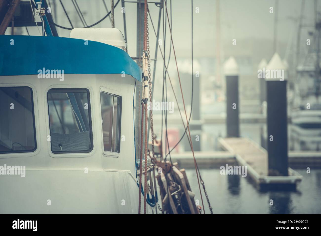 Barca da pesca commerciale soggiorno nella Marina primo piano. Tema dell'industria della pesca. Foto Stock