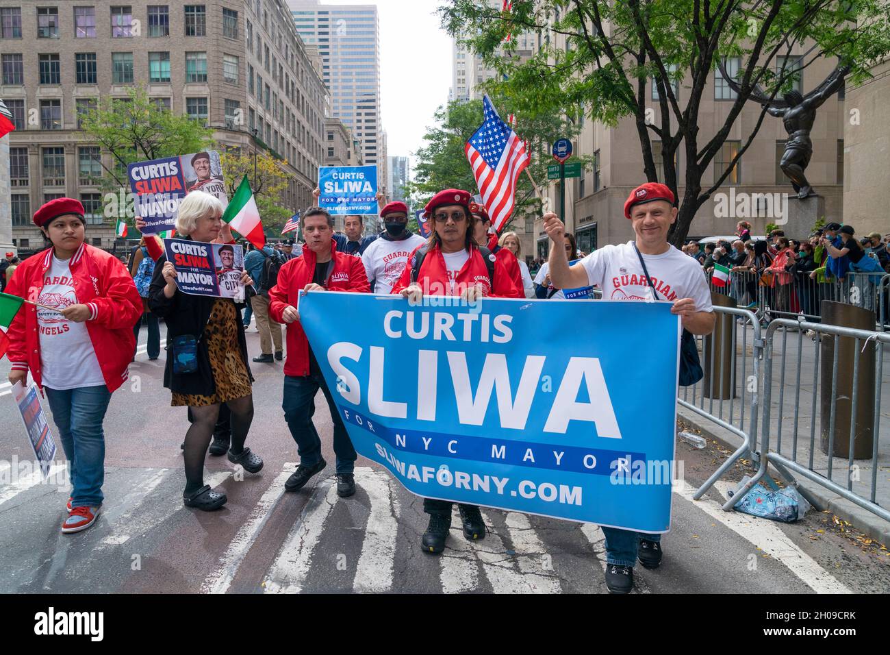 New York, NY - 11 ottobre 2021: Sostenitori del partito repubblicano candidato per il sindaco Curtis Sliwa marcia durante la Columbus Day Parade sulla 5th Avenue Foto Stock