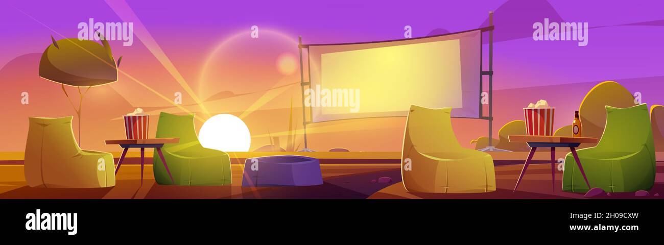 Cinema all'aperto al tramonto paesaggio estivo, cinema all'aperto con sedie a borsone, birra, secchio di pop corn su tavoli bassi davanti a grande schermo all'aperto su sfondo crepuscolo Cartoon illustrazione vettoriale Illustrazione Vettoriale