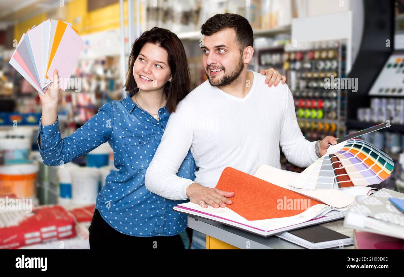 Coppia che esamina le varianti dello schema colore Foto Stock