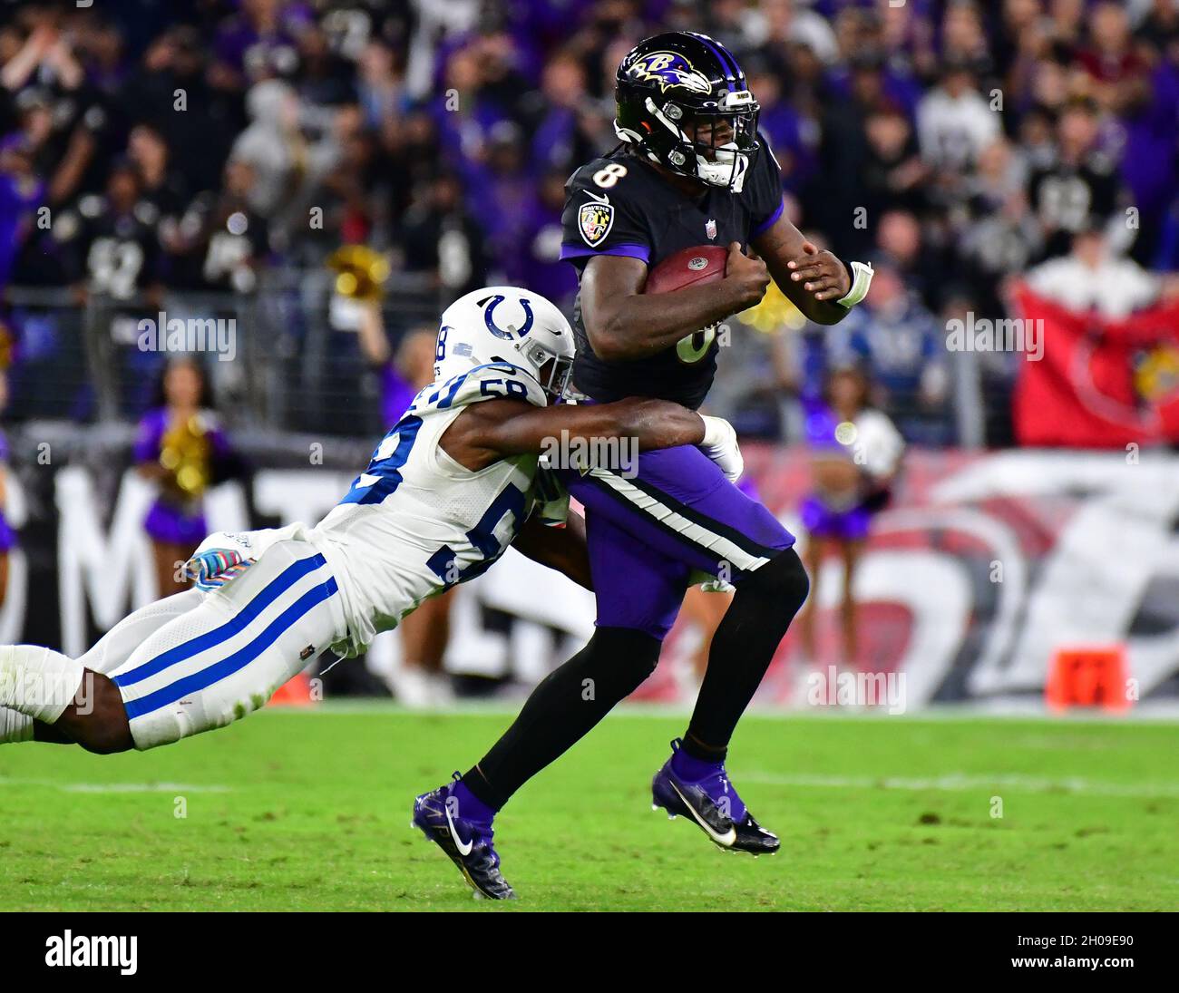 Baltimora, Stati Uniti. 12 ottobre 2021. Baltimore Ravens quarterback Lamar Jackson (8) scrambles di fronte al linebacker di Indianapolis Colts Bobby Okereke (58) durante la seconda metà al M&T Bank Stadium di Baltimora, Maryland, lunedì 11 ottobre 2021. I Ravens sconfissero i Colti 31-25. Foto di David Tulis/UPI Credit: UPI/Alamy Live News Foto Stock