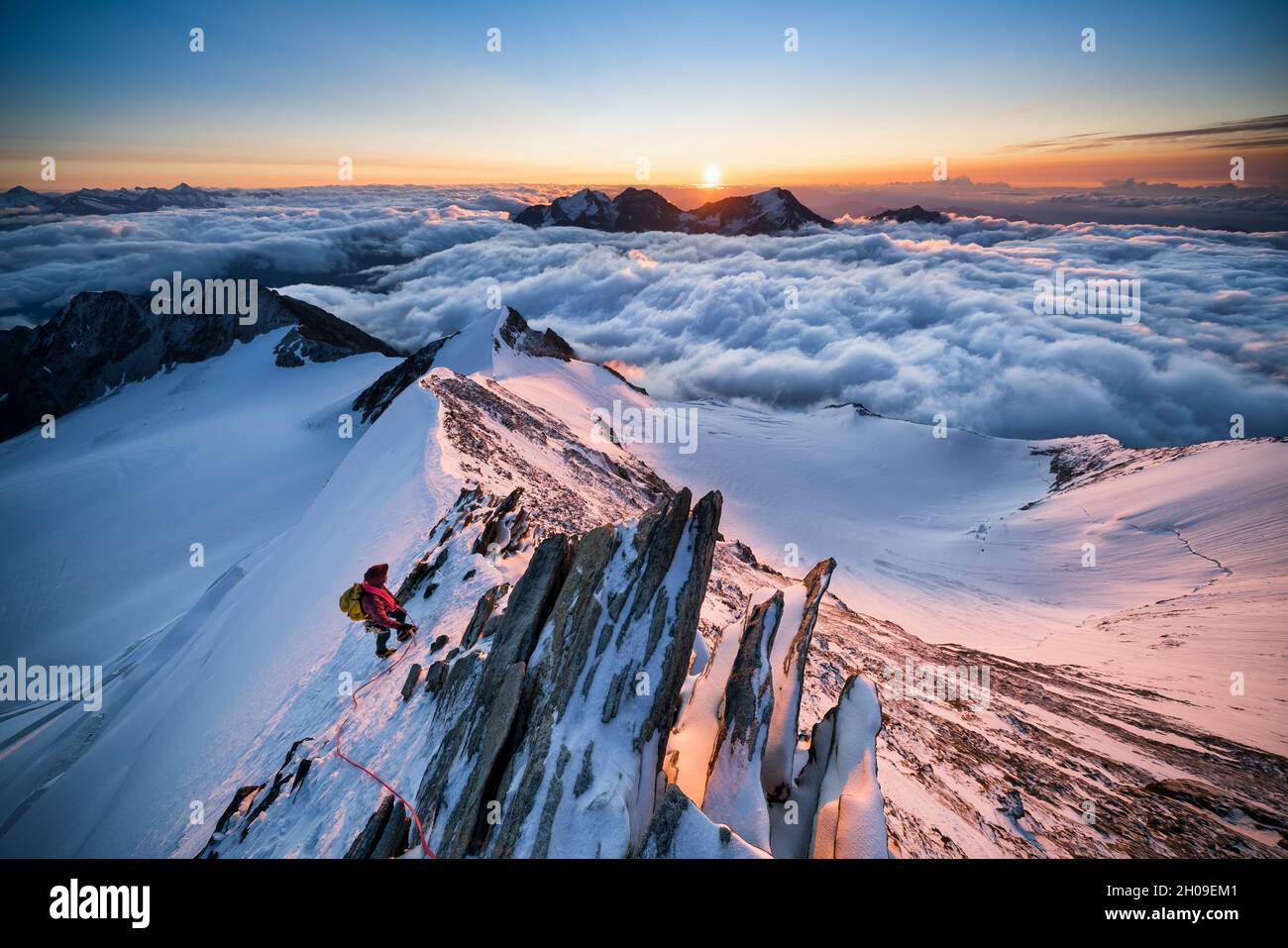 Scalata in montagna sul monte Nadelhorn vicino a Saas-Fee, Svizzera Foto Stock