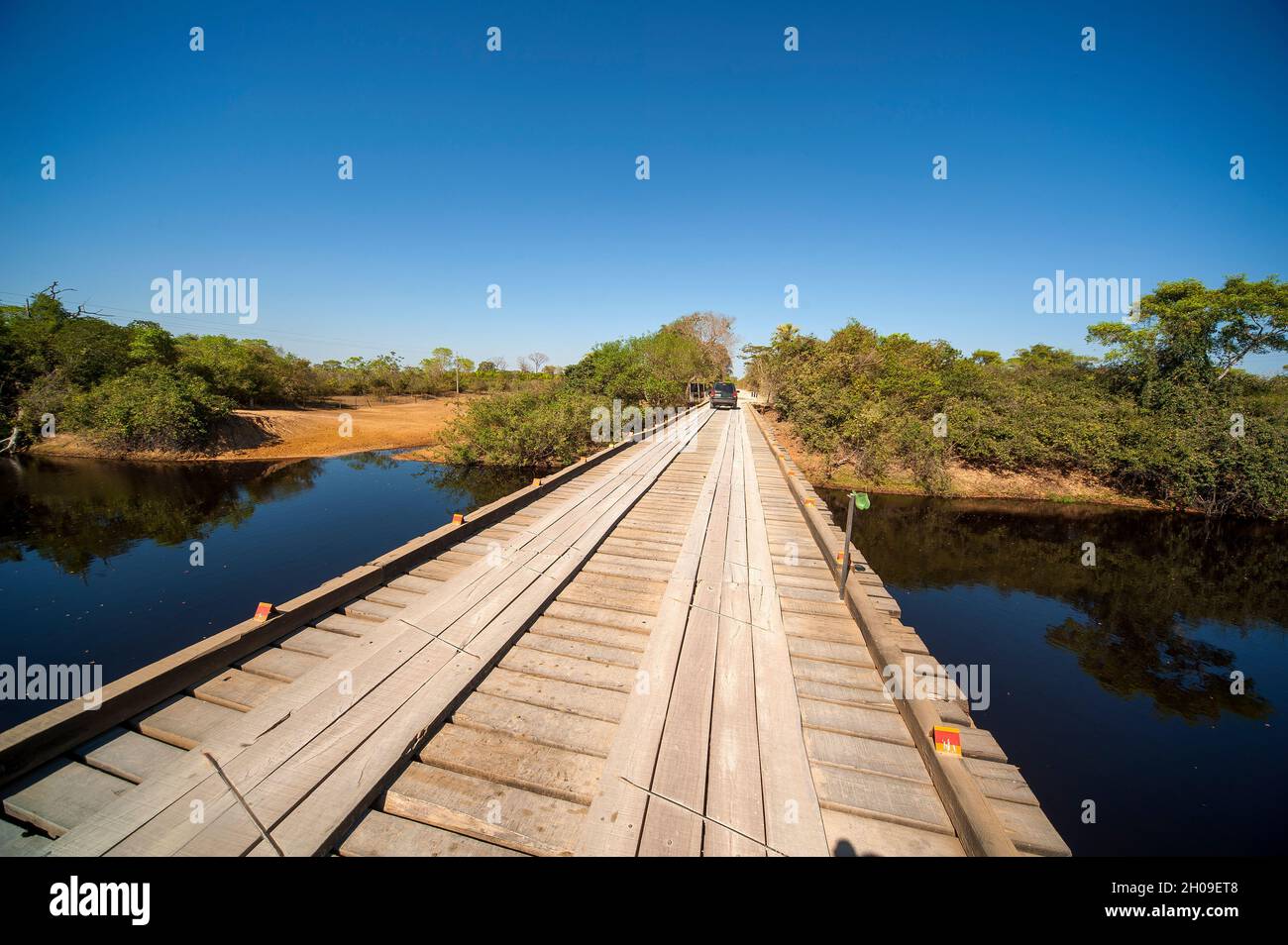 Ponte di legno sul Parque Estrada, strada che attraversa il sud del  Pantanal, Mato Grosso do sul, Brasile Foto stock - Alamy