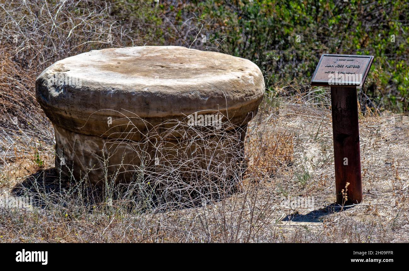 Targa commemorativa di Juan Fustero sulla strada per Potholes Trailheadin Lago Piru, California, Stati Uniti Foto Stock