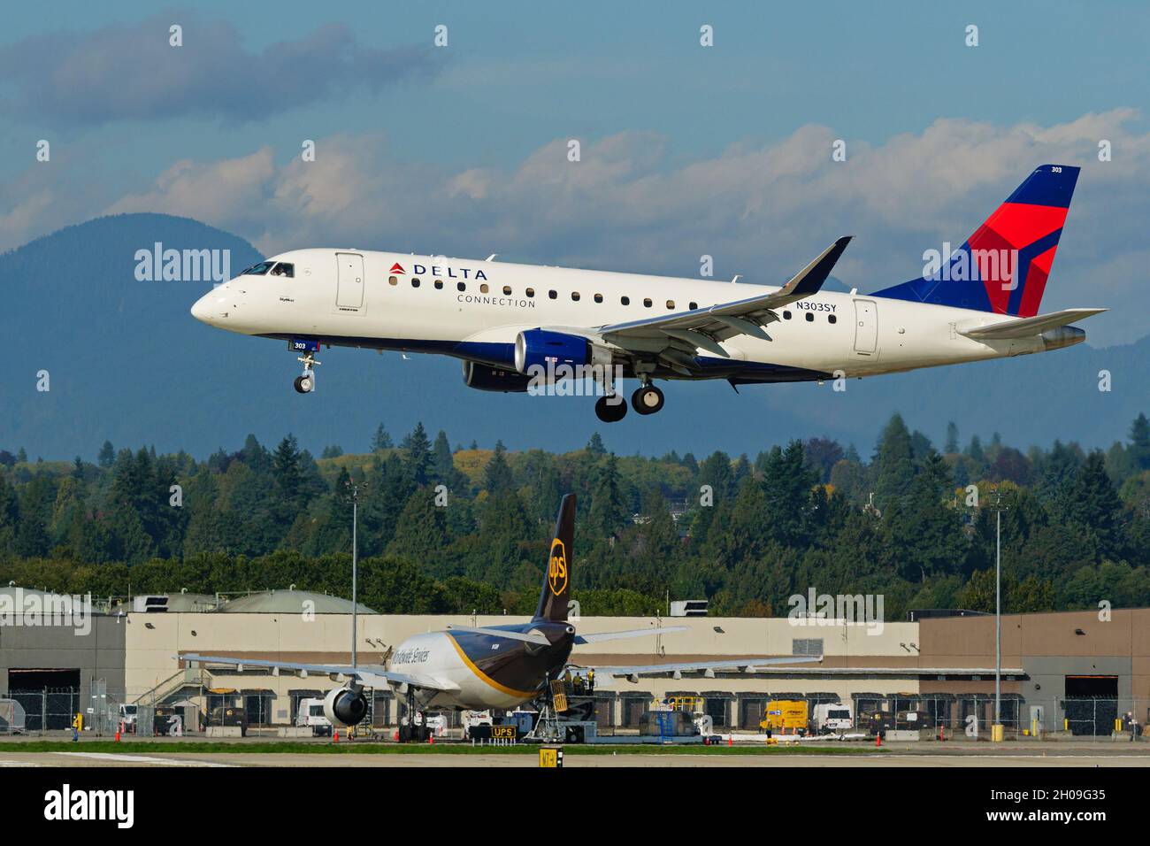 Richmond, British Columbia, Canada. 23 settembre 2021. Un Delta Connection Embraer E175LL Jet (N303SY), gestito da SkyWest Airlines, atterra all'aeroporto internazionale di Vancouver. (Credit Image: © Bayne Stanley/ZUMA Press Wire) Foto Stock