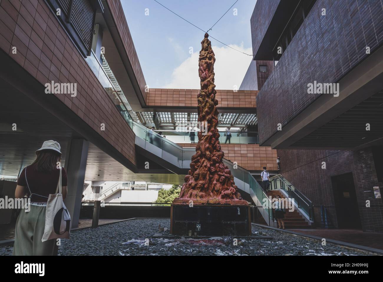 Hong Kong, Cina. 11 ottobre 2021. I visitatori e gli studenti dell'Università di Hong Kong (HKU) fotografano il "pilastro della vergogna". Il "pilastro della vergogna", opera dell'artista danese Jens Galschiøt, è un tributo alle vittime del massacro di Tiananmen avvenuto il 4 giugno 1989 a Pechino, Cina. Anche se la scultura è stata al campus dal 1997, l'Università di Hong Kong (HKU) ha chiesto che venga rimossa prima del 14 ottobre 2021. (Foto di Charlène Flores/SOPA Images/Sipa USA) Credit: Sipa USA/Alamy Live News Foto Stock