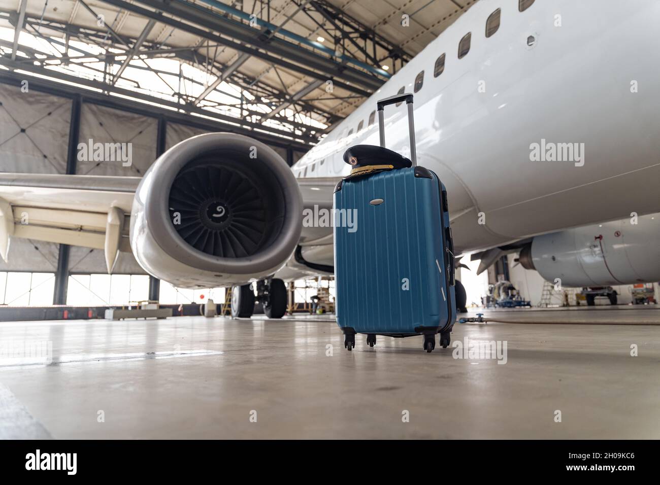 Valigia di stewardesses d'aria in hangar aeroporto vuoto Foto Stock