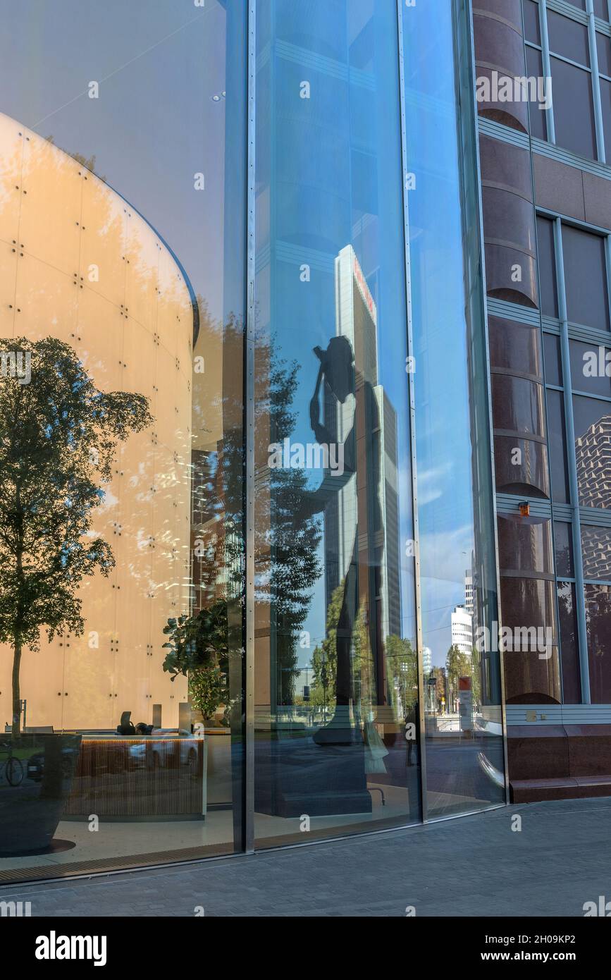 Riflessione nelle finestre di vetro della torre espositiva di Francoforte Foto Stock