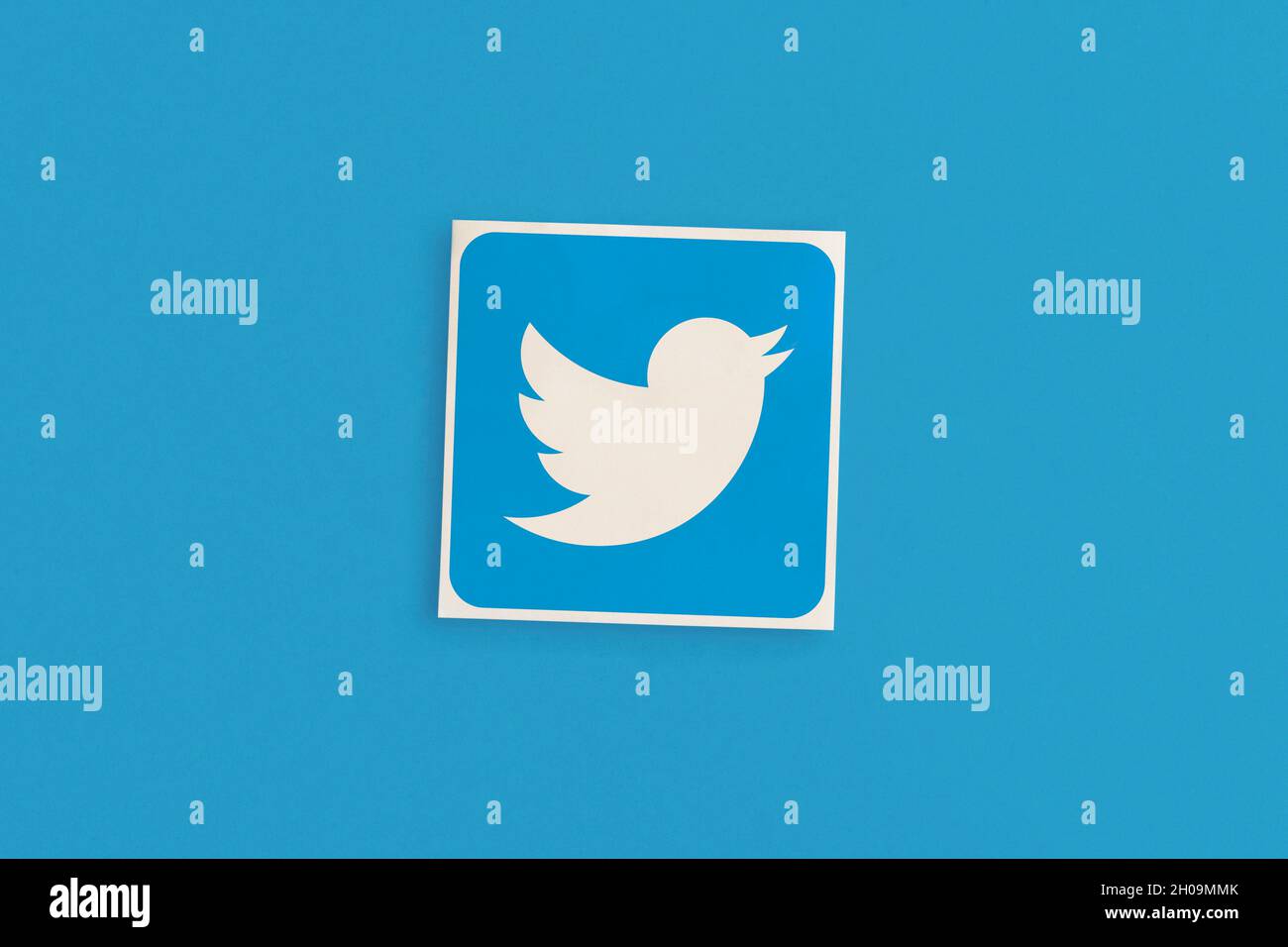 MOSCA, RUSSIA - 12 OTT 2021: Logo Twitter su sfondo rosa Foto Stock