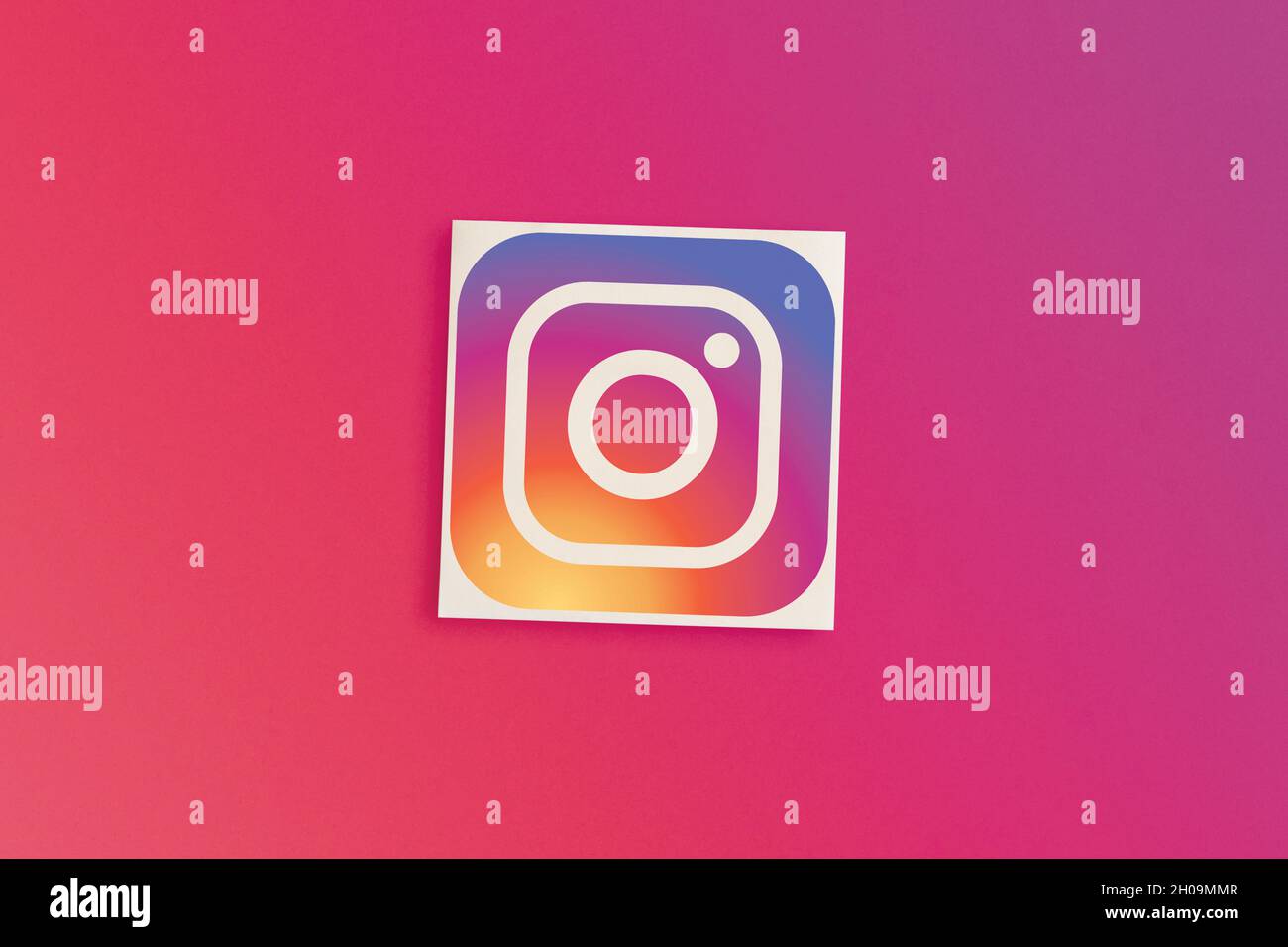MOSCA, RUSSIA - 12 OTT 2021: Logo Instagram su sfondo rosa Foto Stock