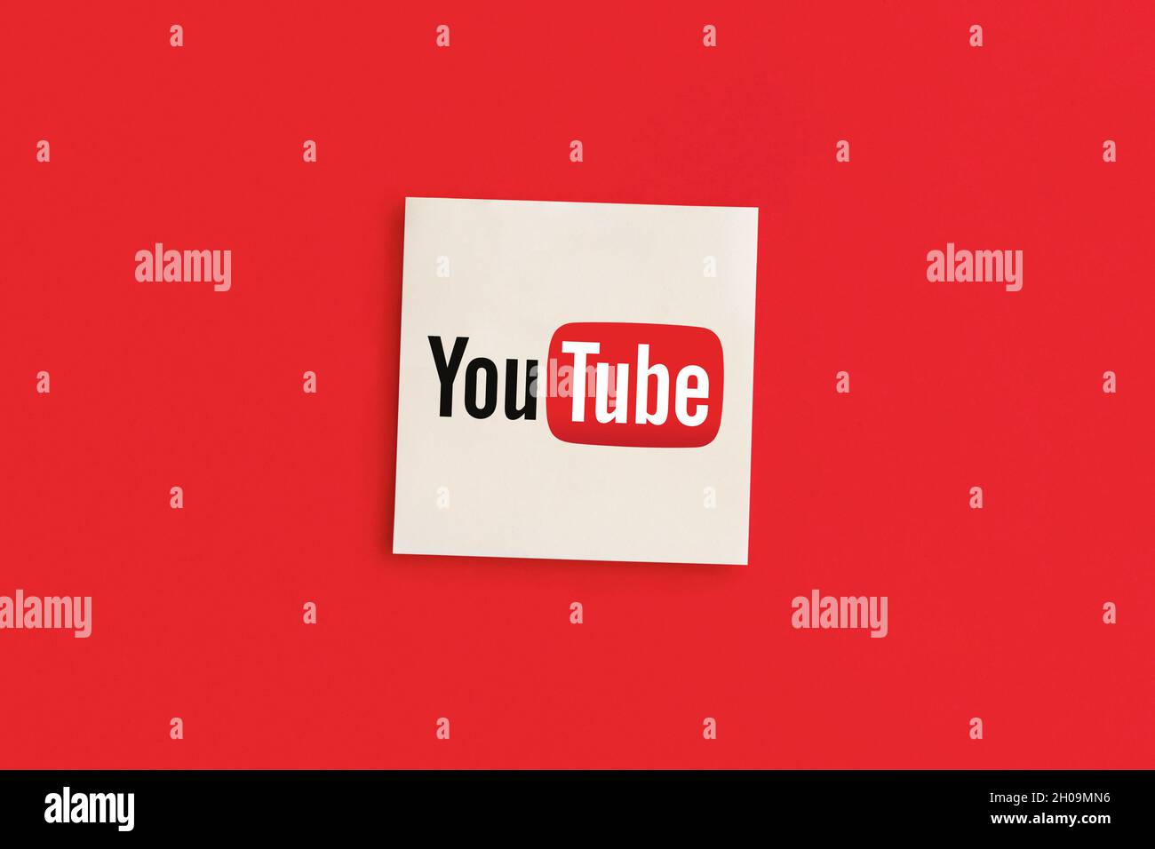 MOSCA, RUSSIA - 12 OTT 2021: Logo YouTube su sfondo rosso Foto Stock