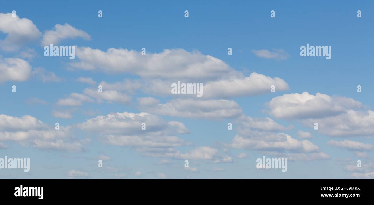 Cielo blu con nuvole bianche. Formato panorama. Durante lo sprintime. Simbolo per aria pulita, clima buono. Foto Stock