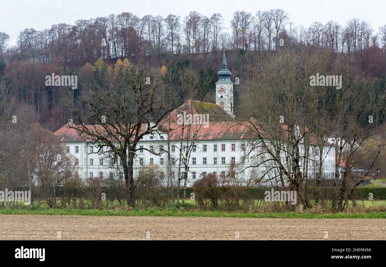 Schäftlarn, Germania - 17 novembre 2020: Vista sull'abbazia di Schäftlarn durante la stagione autunnale. Un monastero benedettino situato nell'alta baviera. Foto Stock