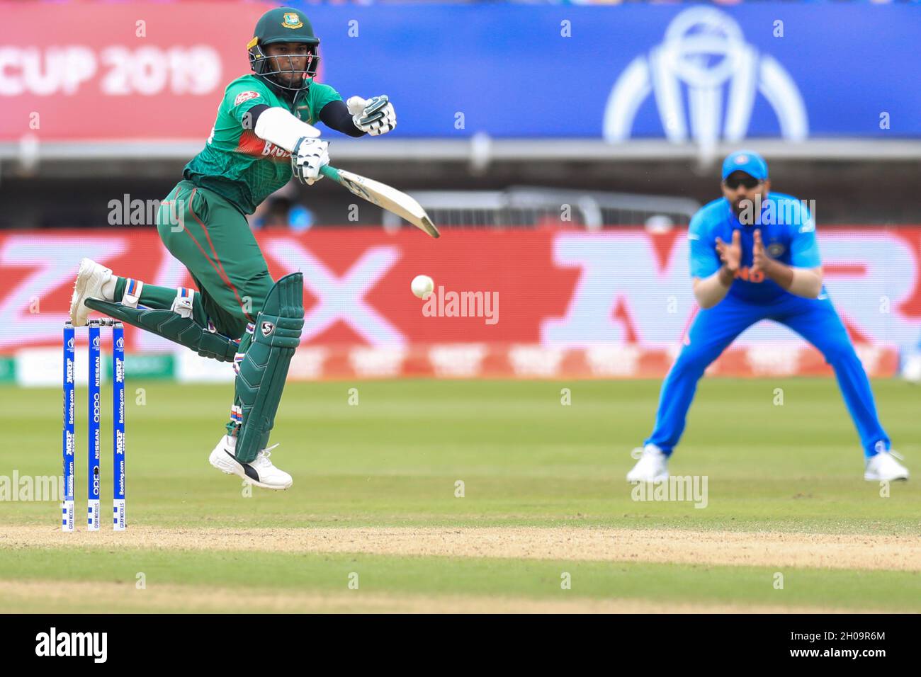 Birmingham, Regno Unito. 2 luglio 2019. Il giocatore di cricket del Bangladesh Shakib al Hasan (a sinistra) in azione durante la 40a partita della ICC (International Cricket Council) Cricket World Cup 2019 tra India e Bangladesh a Birmingham in Inghilterra. L'India ha vinto con 28 corse. (Foto di MD Manik/SOPA Images/Sipa USA) Credit: Sipa USA/Alamy Live News Foto Stock