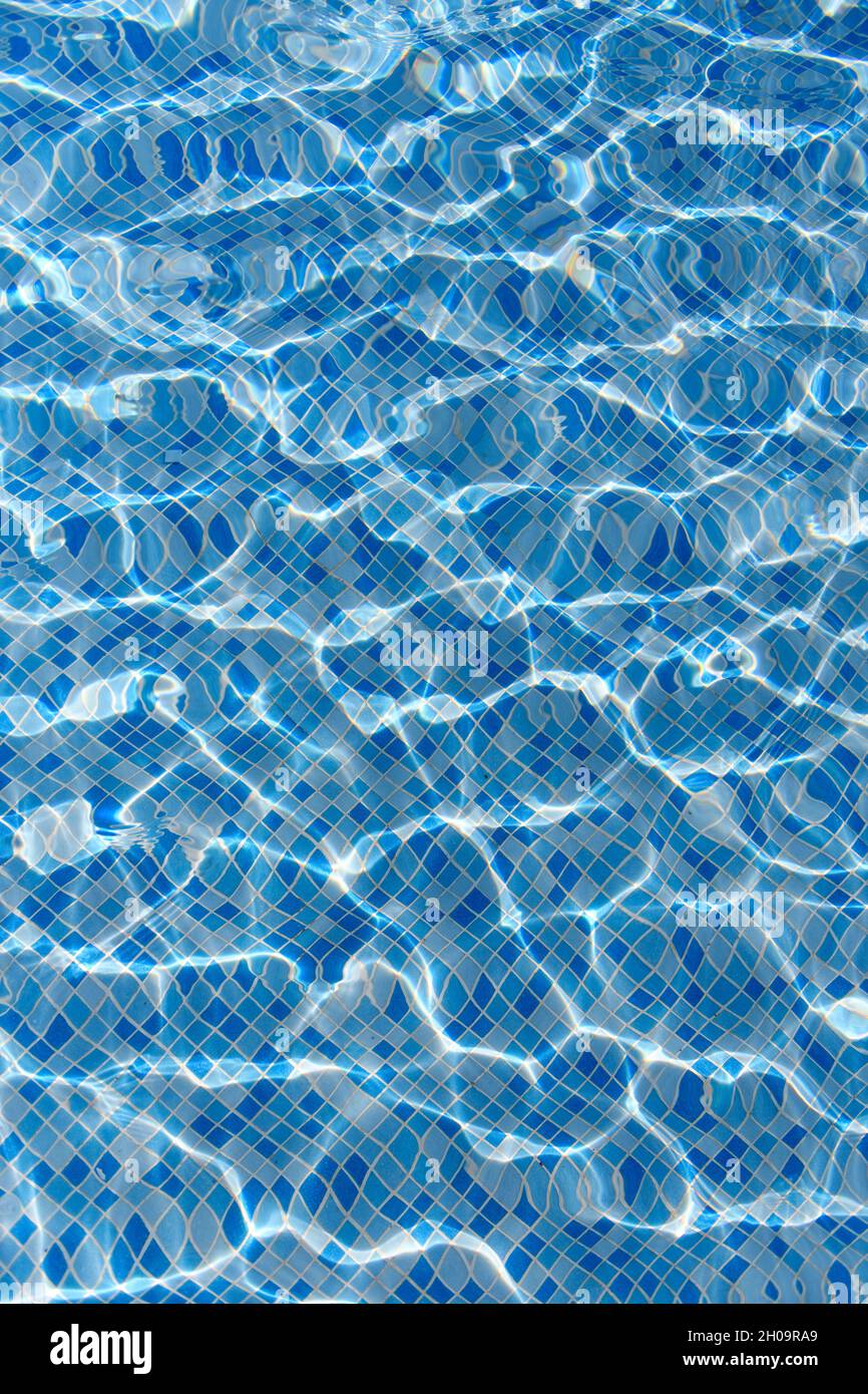 Piscina mosaico fondo caustics ondulazione come acqua di mare e flusso con onde sfondo con luce solare riflessione, sport e relax concetto Foto Stock