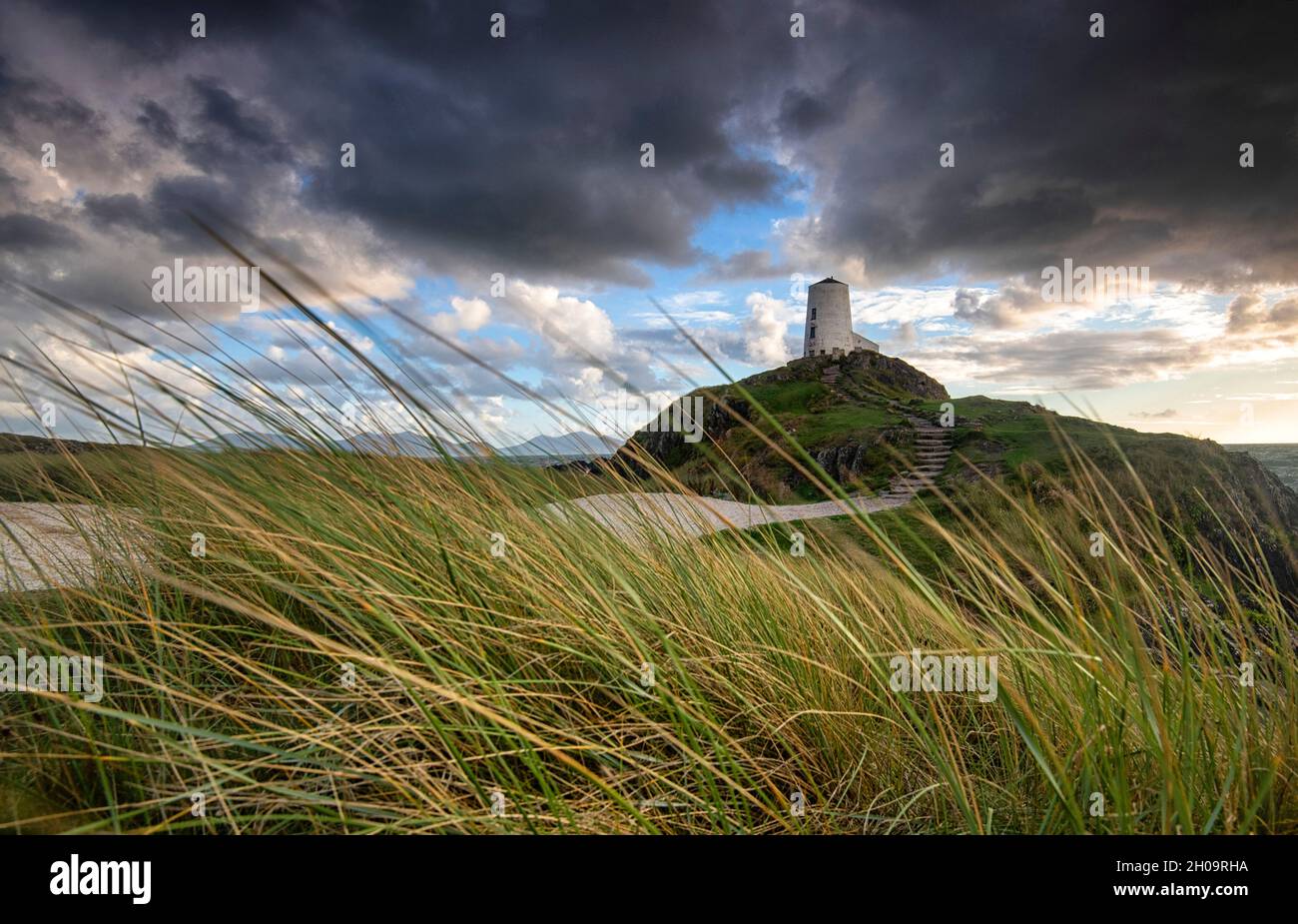 Dusk al faro piccolo su Llandwyn Island, Anglesey Galles Regno Unito Foto Stock