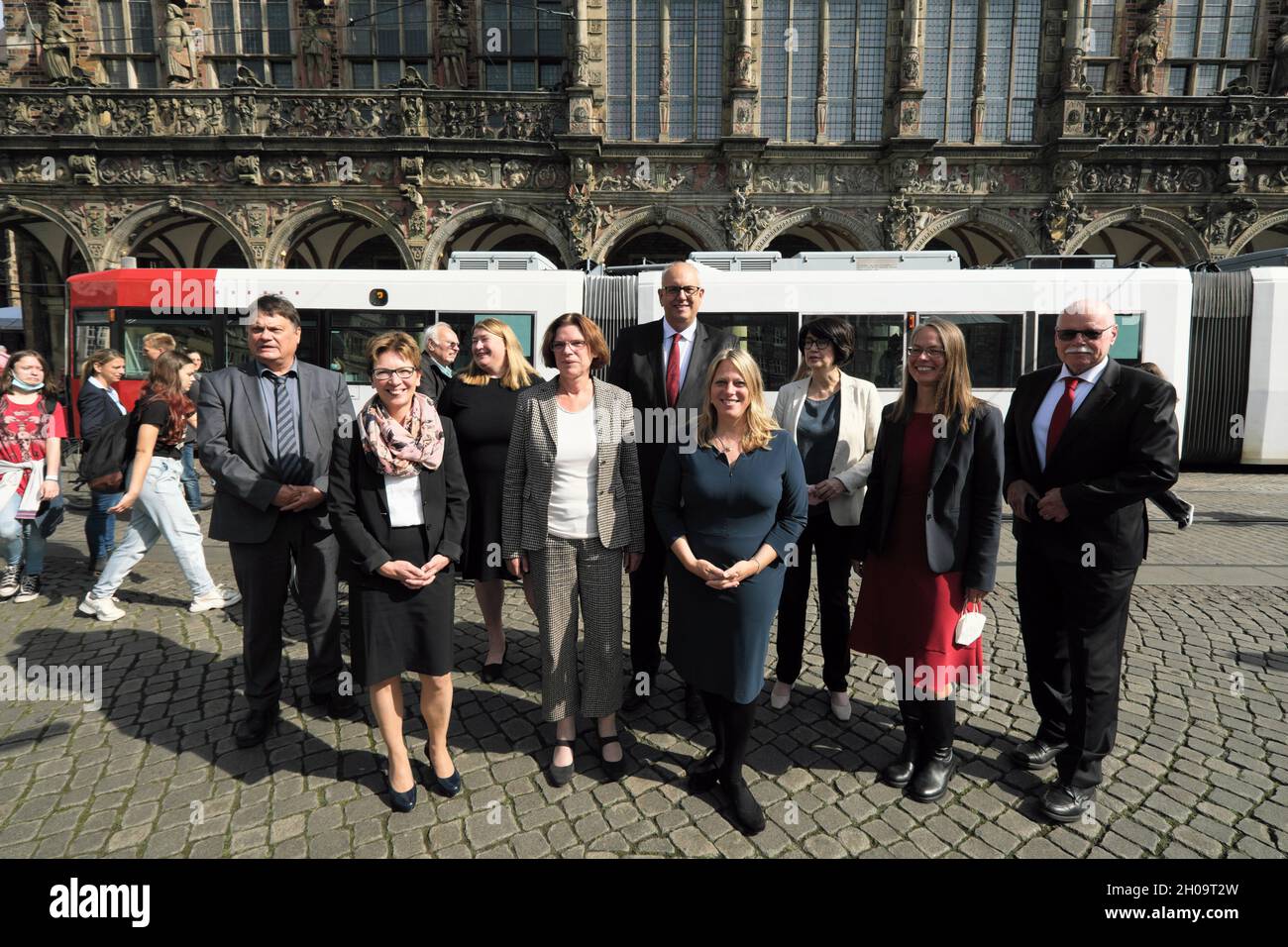 '07.09.2021, Germania, Brema, Brema - Foto di gruppo del Senato di Brema di fronte al municipio, sul retro con vetri Andreas Bovenschulte (SPD), ma Foto Stock