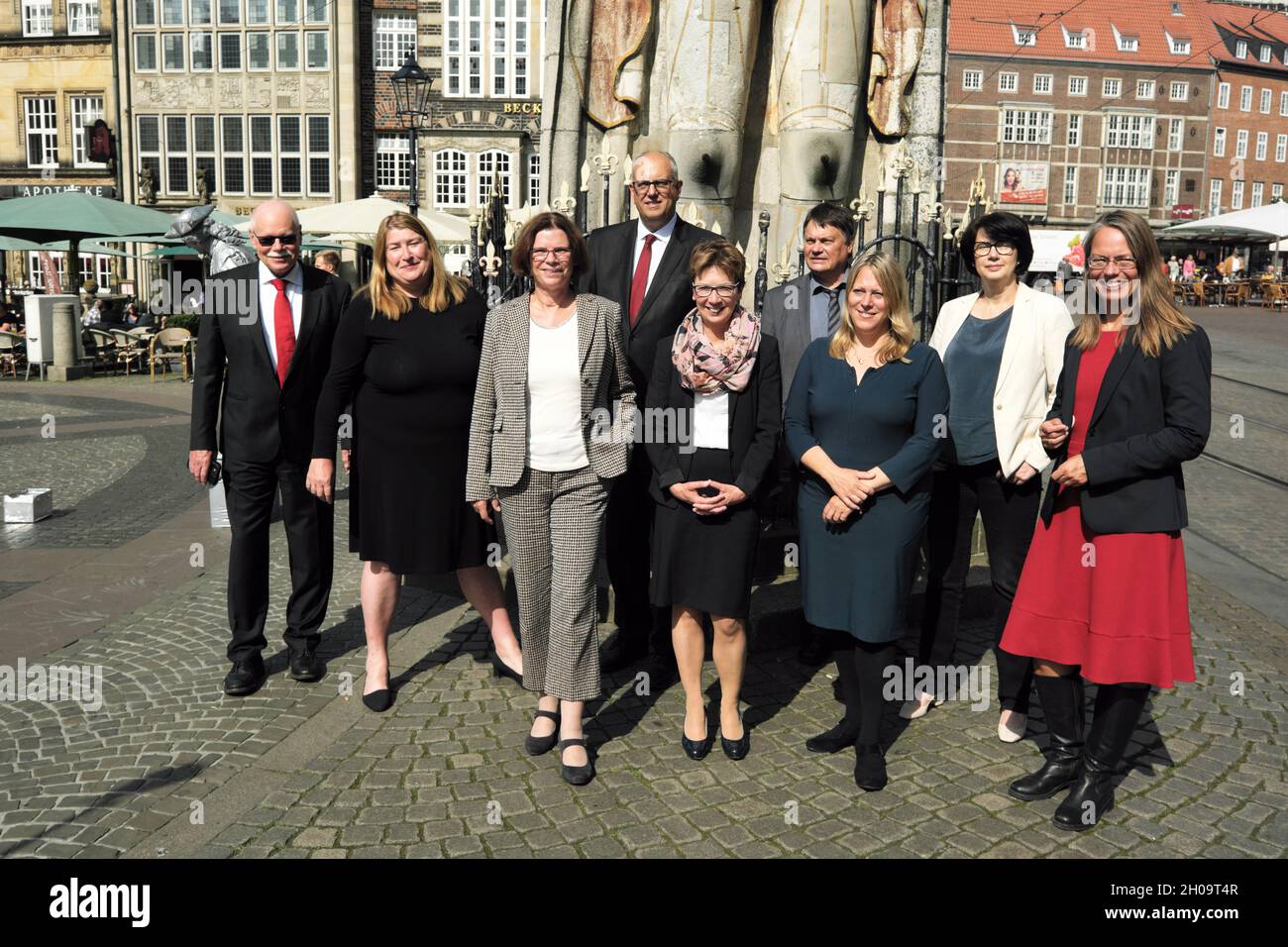 '07.09.2021, Germania, Brema, Brema - Foto di gruppo del Senato di Brema di fronte alla statua di Roland sulla piazza del mercato, sul retro con vetri A Foto Stock