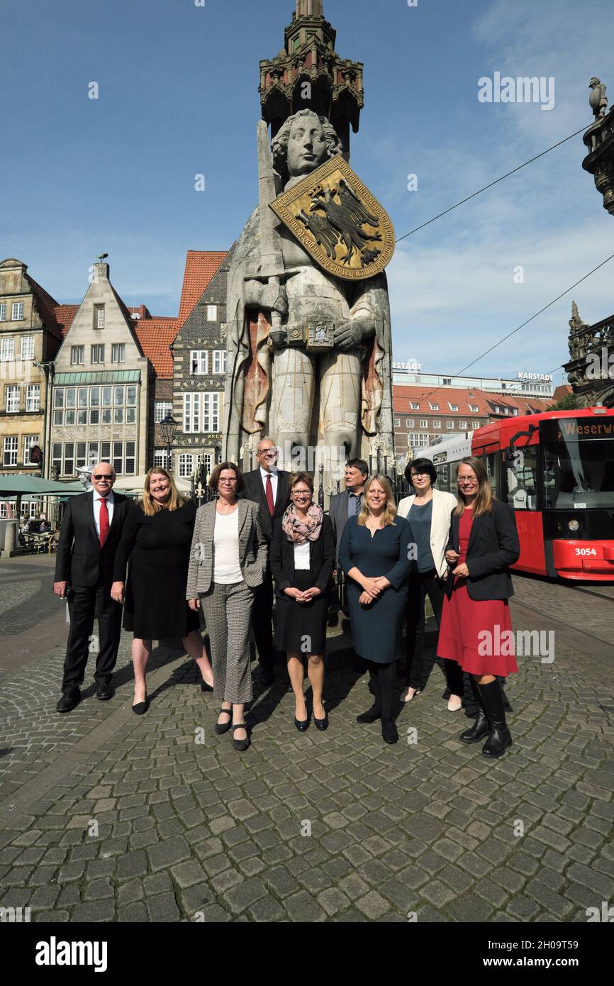 '07.09.2021, Germania, Brema, Brema - Foto di gruppo del Senato di Brema di fronte alla statua di Roland sulla piazza del mercato, sul retro con vetri A Foto Stock