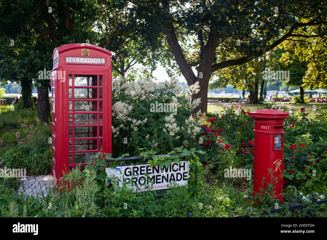 '13.06.2019, Germania, Berlino - una tipica cassetta telefonica pubblica britannica rossa smantellata (modello K6) e una cassetta postale in un parco lungo Greenwich Promenad Foto Stock