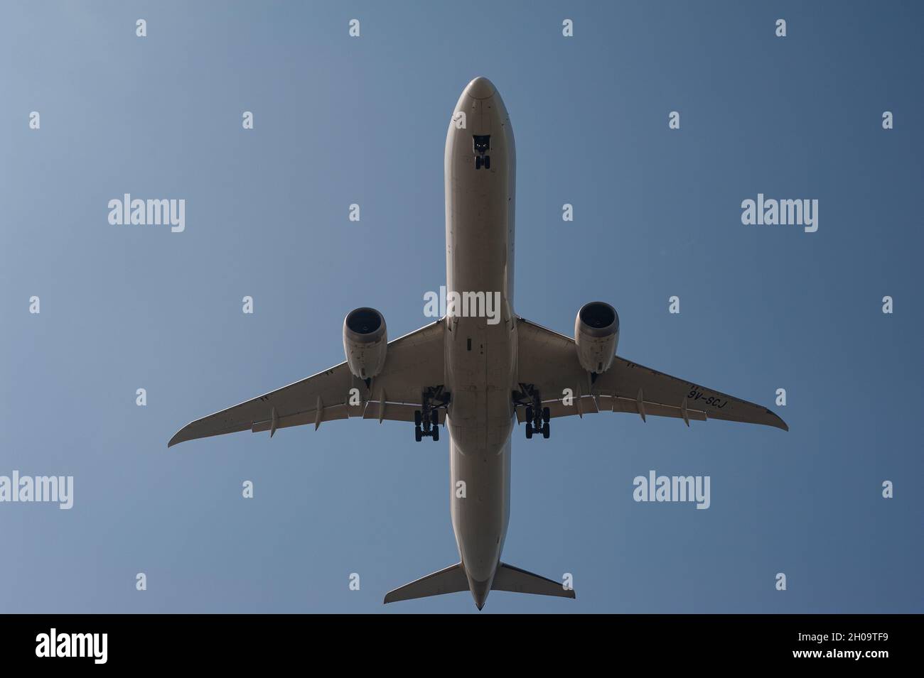 '08.07.2021, Singapore, Singapore - un aeromobile passeggeri Boeing 787-10 Dreamliner di Singapore Airlines con registrazione 9V-SCJ su Approach to Changi Foto Stock