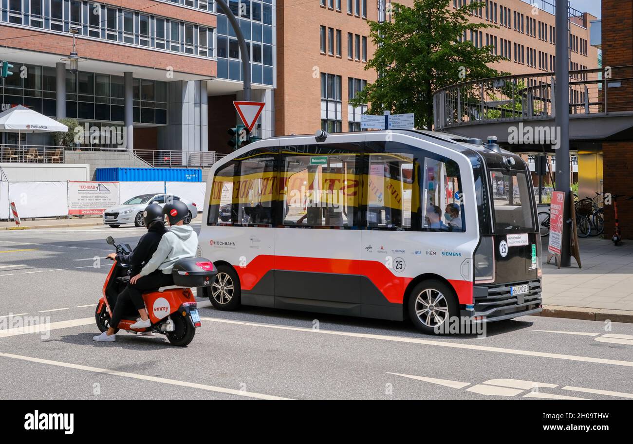 '25.06.2021, Germania, Amburgo, Amburgo - guida autonoma di autobus elettrici sopraelevati e uno scooter elettrico Emmy nell'Hafencity di Amburgo. 00X210625D562 Foto Stock