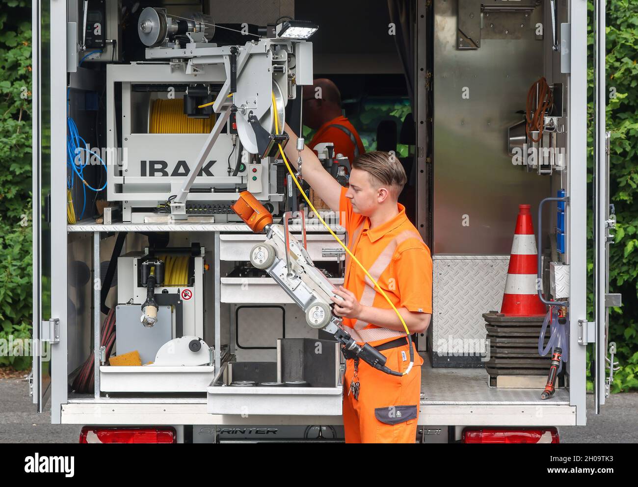 «21.07.2021, Germania, Renania settentrionale-Vestfalia, Hamm - Truck di ispezione delle reti televisive, ispezione delle reti fognarie con telecamera, tirocinante, specialista di tubi, fognature e Foto Stock