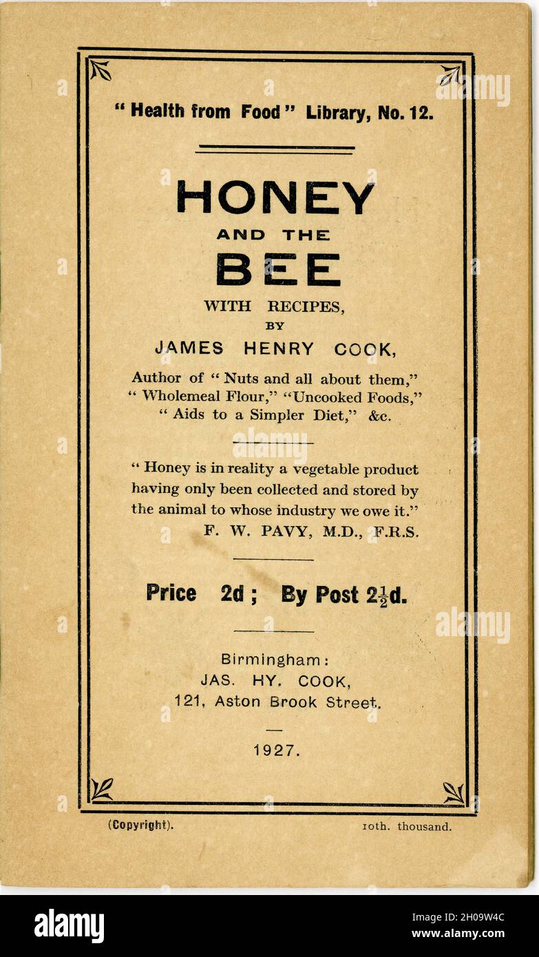 All'interno della copertina del font originale 1920 's sano mangiare libretto dalla Salute dalla biblioteca alimentare (n.12), da famoso scrittore di salute alimentare del tempo e proprietario del primo negozio di alimenti per la salute - James Henry Cook- questo nella serie intitolata 'Miele e l'ape' include ricette utilizzando miele, Pubblicato a Birmingham, Inghilterra, Regno Unito del 1927 Foto Stock