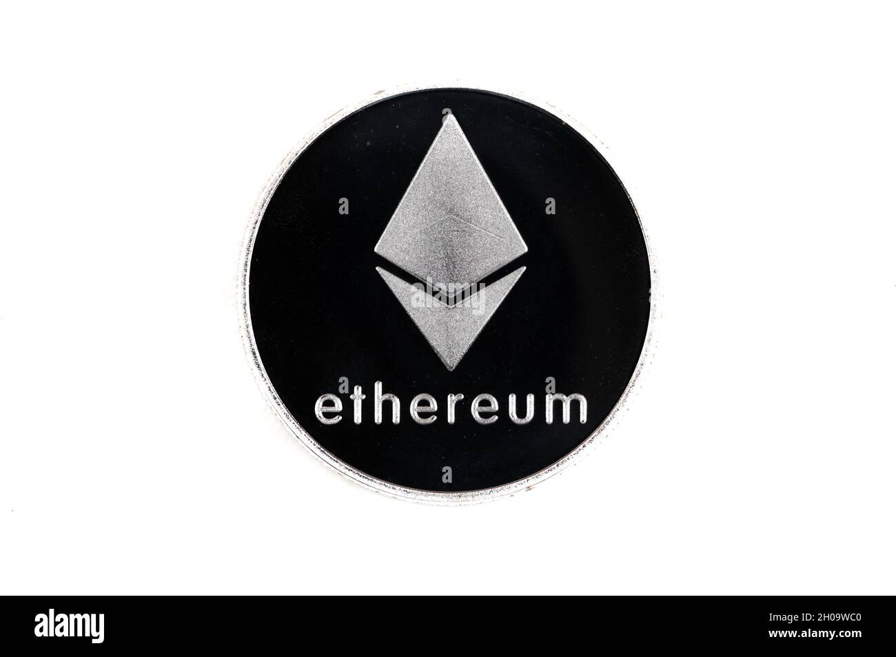 Unica moneta di criptovaluta. Argento Ethereum isolato su sfondo bianco Foto Stock