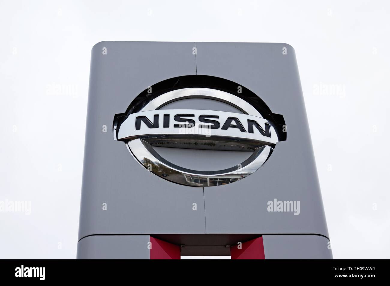 Umea, Norrland Svezia - 23 settembre 2021: Grande cartello con il logo e il nome del famoso costruttore di automobili Foto Stock