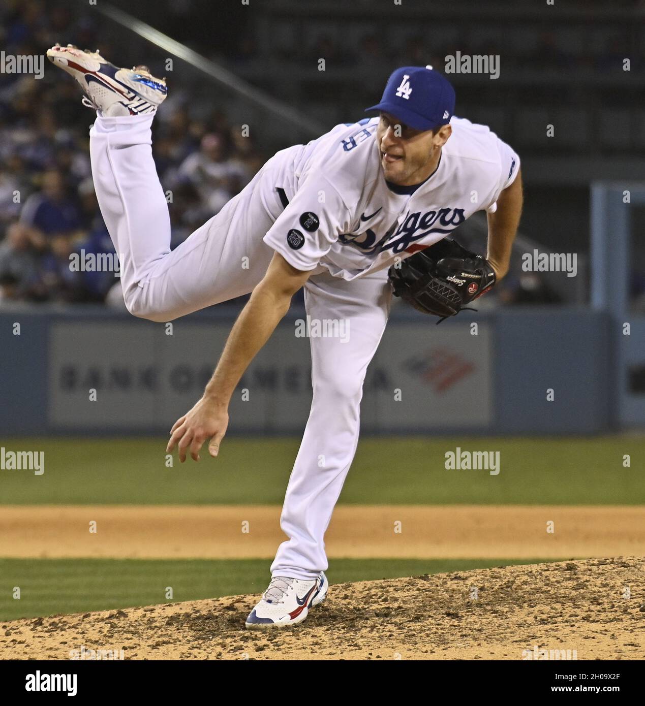 Los Angeles, Stati Uniti. 12 ottobre 2021. Il lanciatore di partenza di Los Angeles Dodgers Max Scherzer consegna durante il quinto inning contro i San Francisco Giants in Game 3 dell'NLDS al Dodger Stadium lunedì 11 ottobre 2021. Foto di Jim Ruymen/UPI Credit: UPI/Alamy Live News Foto Stock