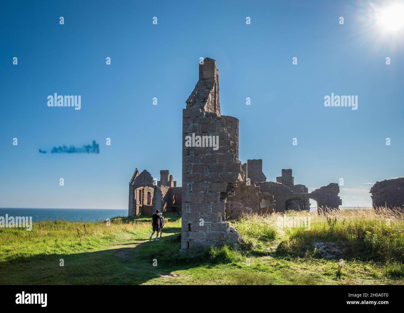 Le rovine della scogliera del 16 ° secolo Slains Castle, sulla costa aspra Aberdeenshire vicino a Cruden Bay, Scozia Foto Stock