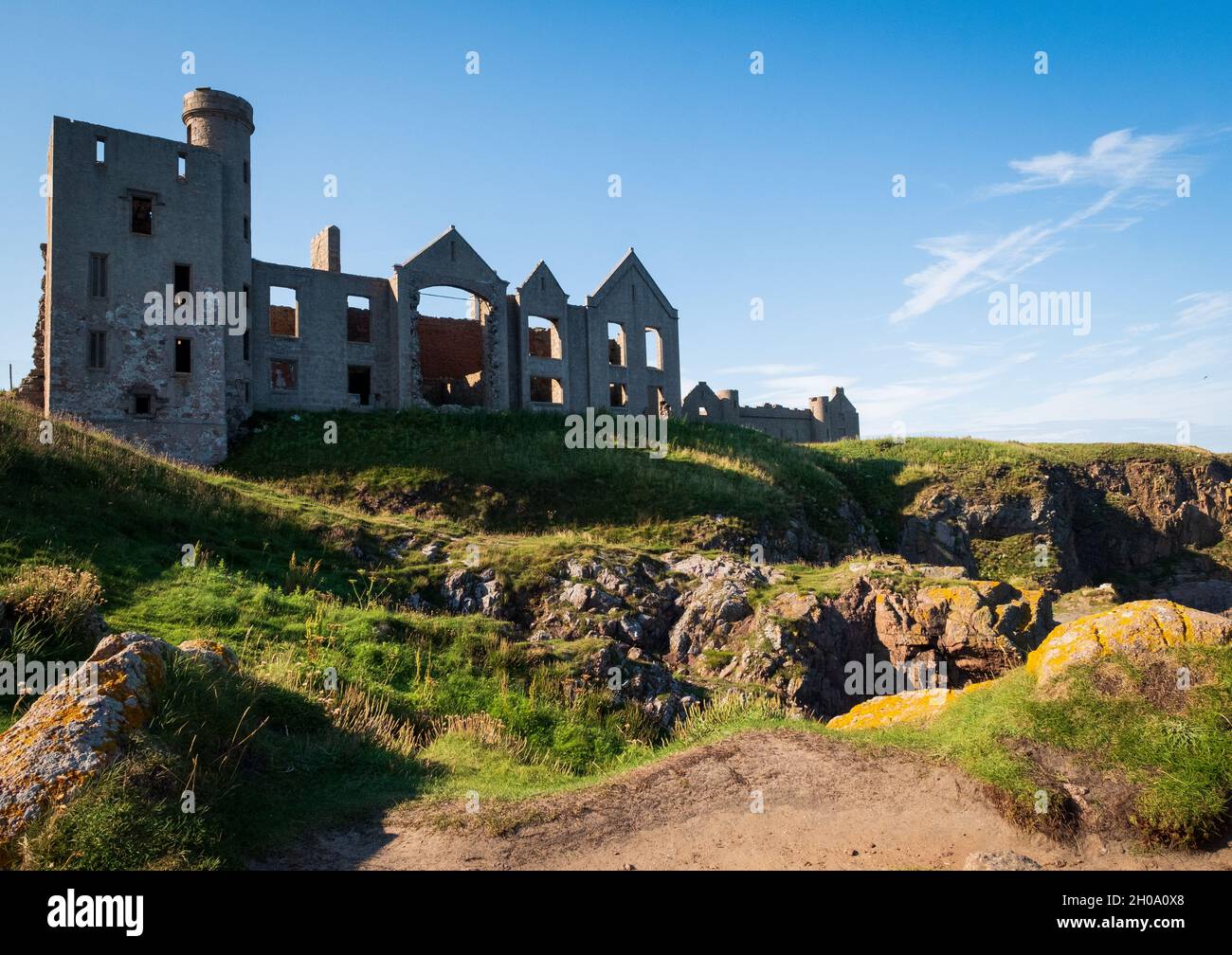 Le rovine della scogliera del 16 ° secolo Slains Castle, sulla costa aspra Aberdeenshire vicino a Cruden Bay, Scozia Foto Stock