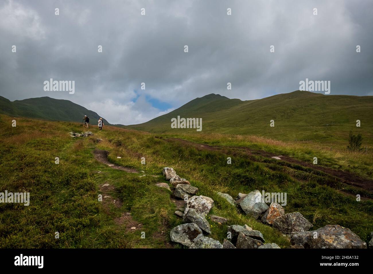 Due escursionisti che si dirigono su un sentiero di montagna scozzese verso ben Lawers Foto Stock