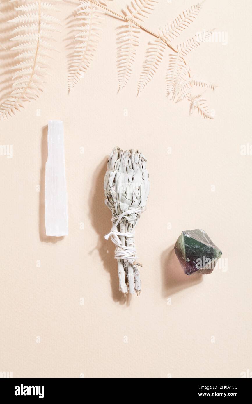 salvia secca, selenite e fluorite su sfondo beige, roccia magica per rituale, stregoneria, pratica spirituale, meditation.esoteric concetto di equilibrio vitale Foto Stock