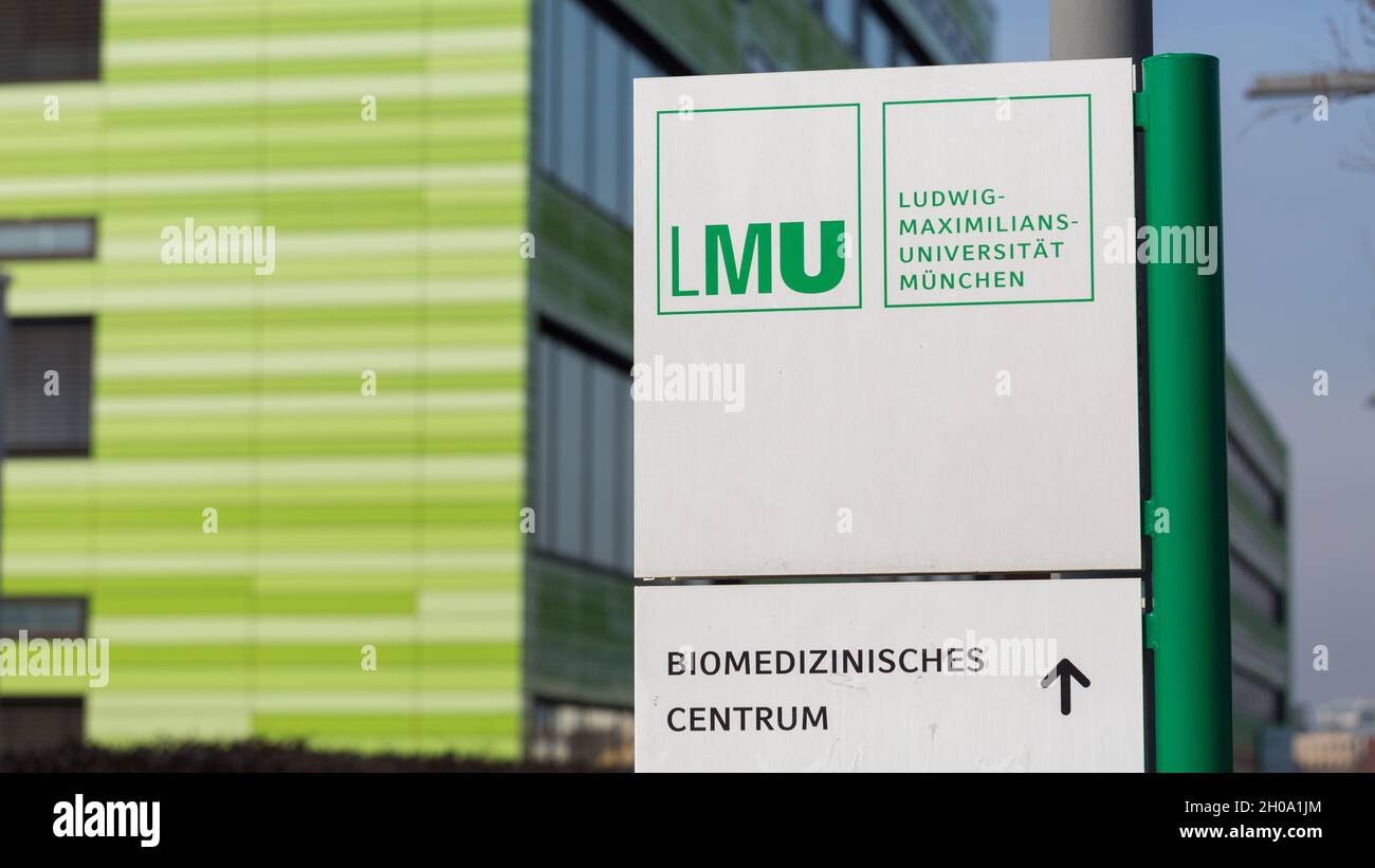 Martinsried, Germania - 9 marzo 2021: Cartello LMU Biomedizinisches Centrum. Centro biomedico dell'Università Ludwig-Maximilians Foto Stock