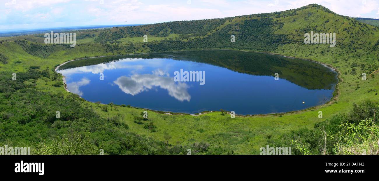 Lago Kitagata nel Parco Nazionale della Regina Elisabetta, uno dei laghi vulcanici estinti che si trovano ai piedi del monte Rwenzori, che fa parte della valle dell'Albertine Rift in Africa orientale. Uganda. 2006. Foto Stock