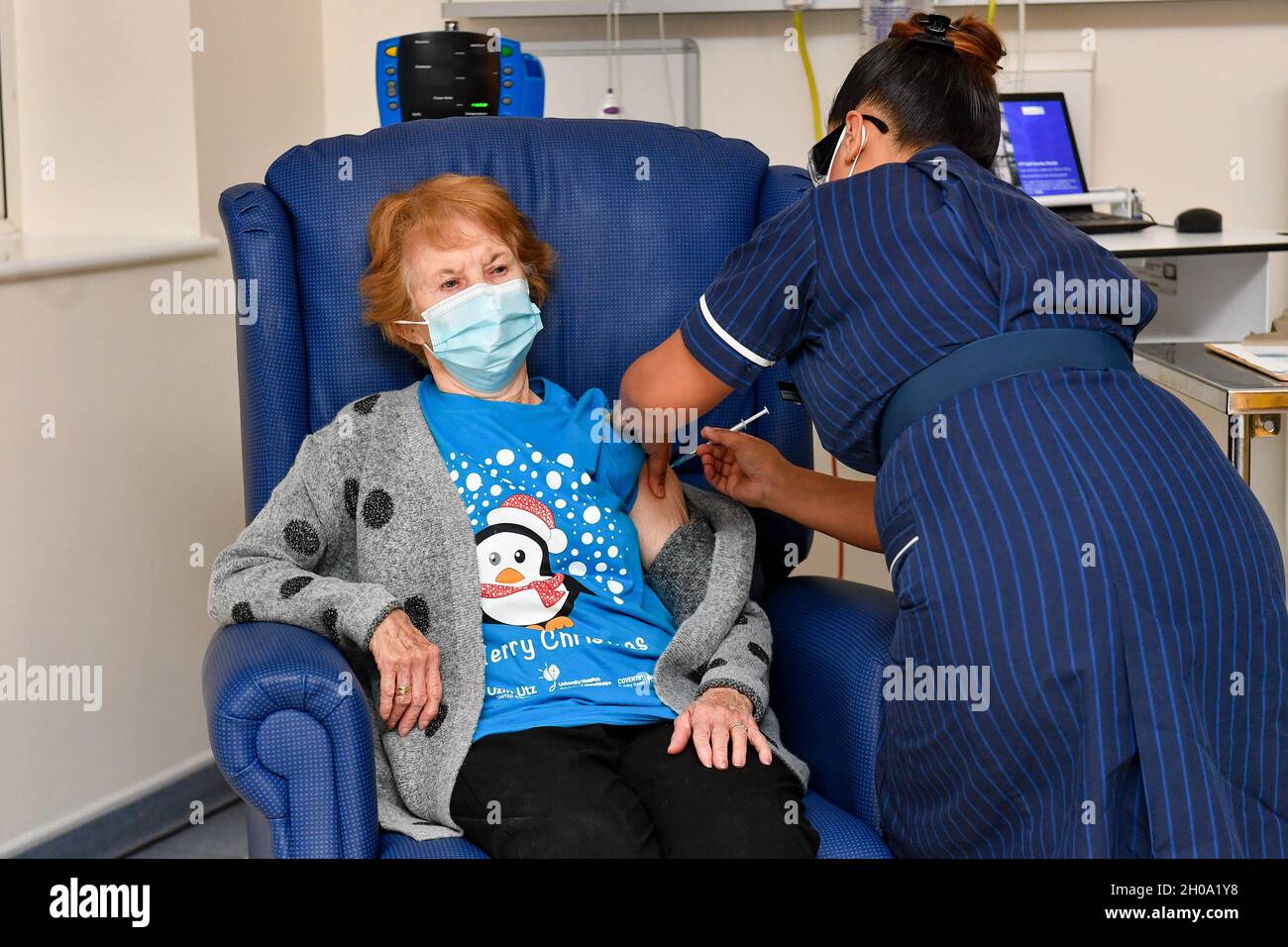 File photo datato 8/12/2020 di Margaret Keenan, 90, diventando il primo paziente nel Regno Unito a ricevere il vaccino Pfizer/BioNtech covid-19 all'University Hospital di Coventry, somministrato dall'infermiere May Parsons, all'inizio del più grande programma di immunizzazione mai realizzato nella storia del Regno Unito. Gravi errori e ritardi nelle mani del governo e dei consulenti scientifici costano la vita durante la pandemia del Covid-19, secondo una relazione dannata dei deputati. Lo studio, condotto dal Comitato trasversale per la Scienza e la tecnologia e dal Comitato per la Salute e l'assistenza sociale, ha affermato la preparazione del Regno Unito per una pande Foto Stock